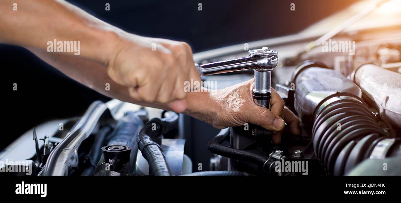 Mécanicien de voiture travaillant sur le moteur de voiture, concept d'entretien de voiture. Banque D'Images