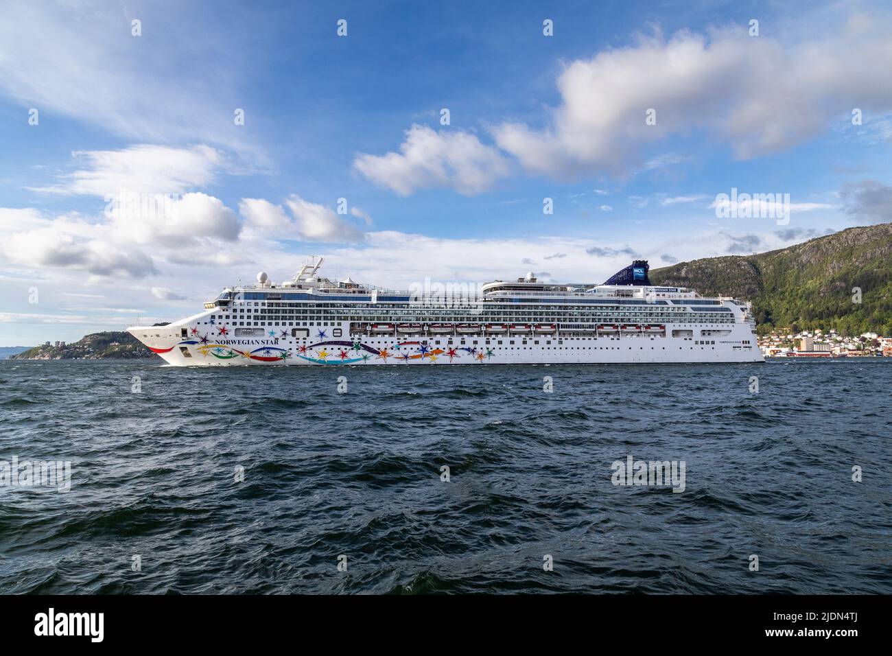 Bateau de croisière Norwegian Star au départ du quai de Bontelabo. Port de Bergen, Norvège. Vue vers Sandviken. Banque D'Images