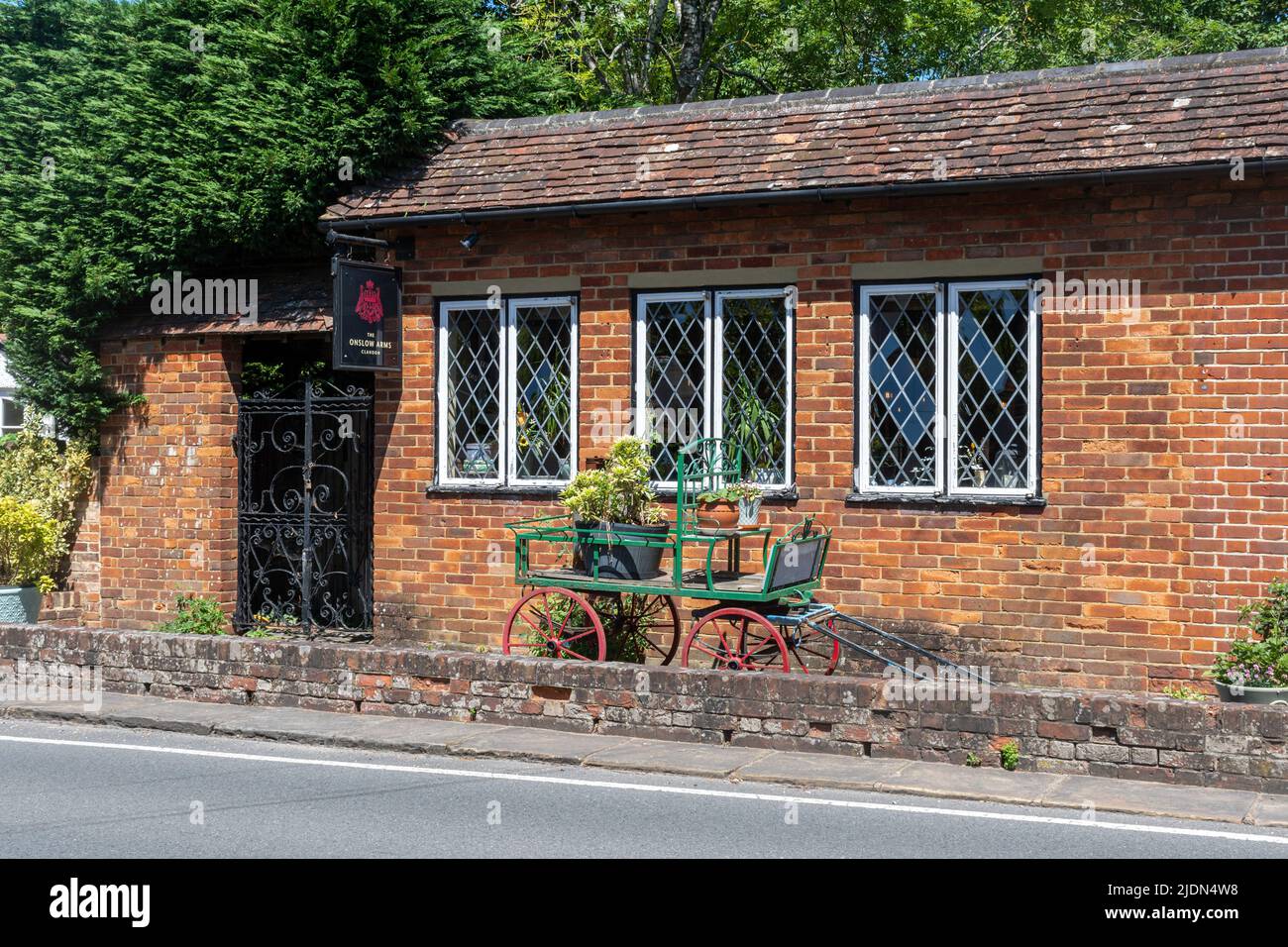 The Onslow Arms Pub à West Clandon, un village de Surrey, Angleterre, Royaume-Uni Banque D'Images