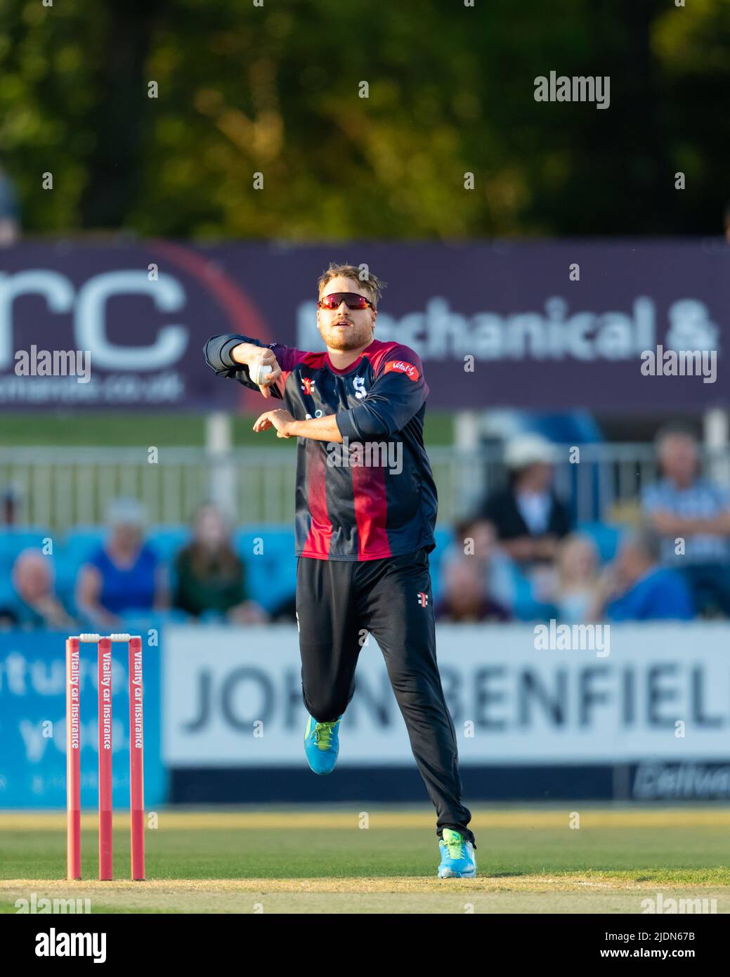 Josh Cobb Bowling pour les Steelbacks lors d'un match Blast de T20 entre les Derbyshire Falcons et les Northamptonshire Steelbacks Banque D'Images