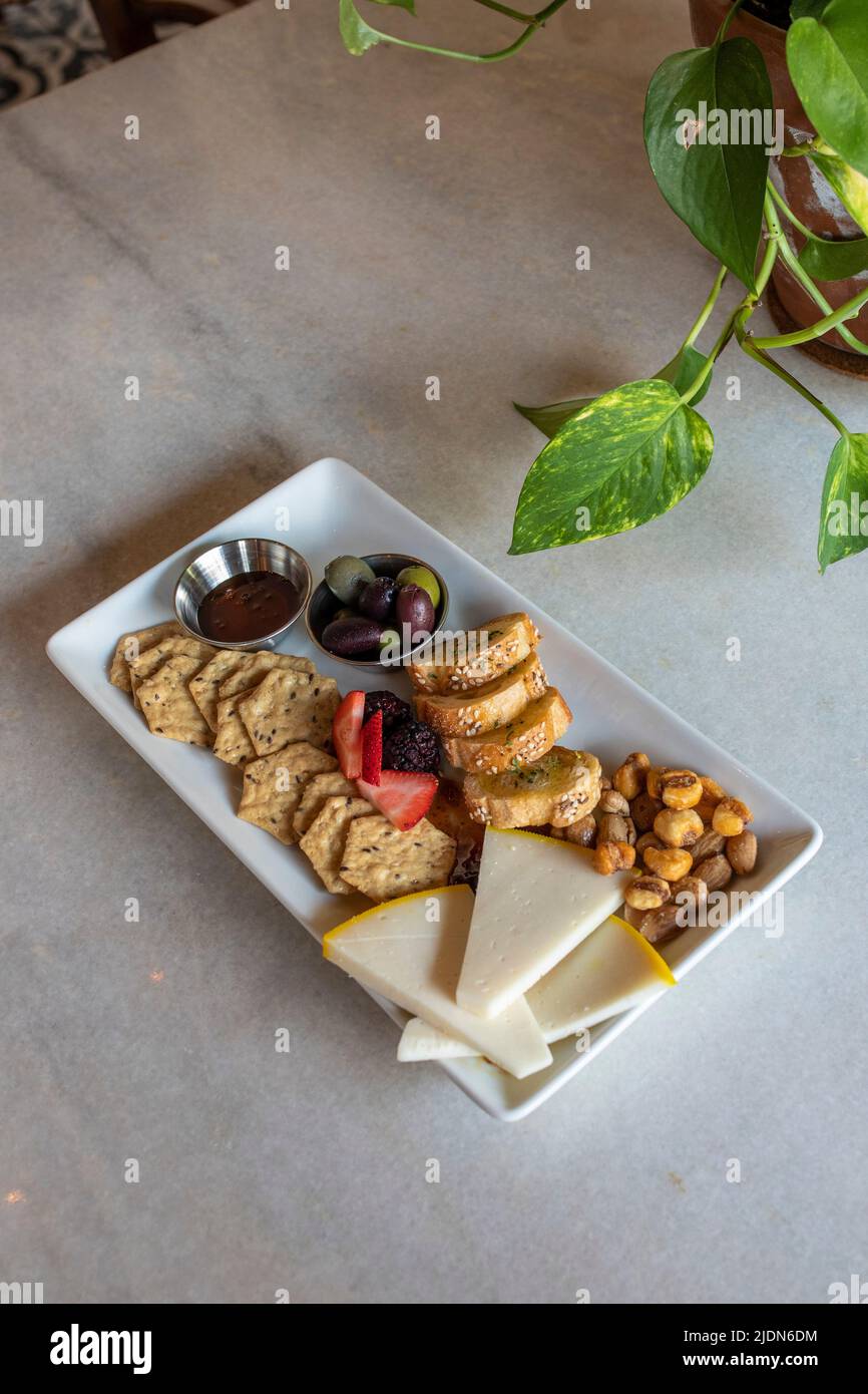 Plateau de fromages d'un bar à vin. Banque D'Images