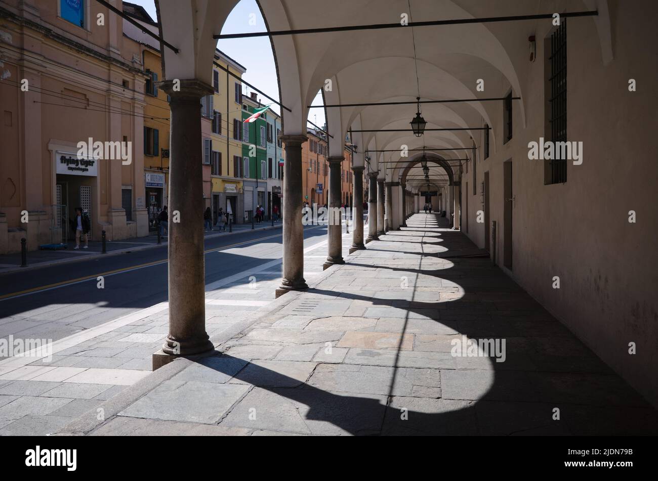 Parme, Italie - Mai, 2022: Portique de construction de l'ancien hôpital Ospedale Vecchio sur la rue Massimo d'Azeglio. Portique de la Renaissance antique Banque D'Images