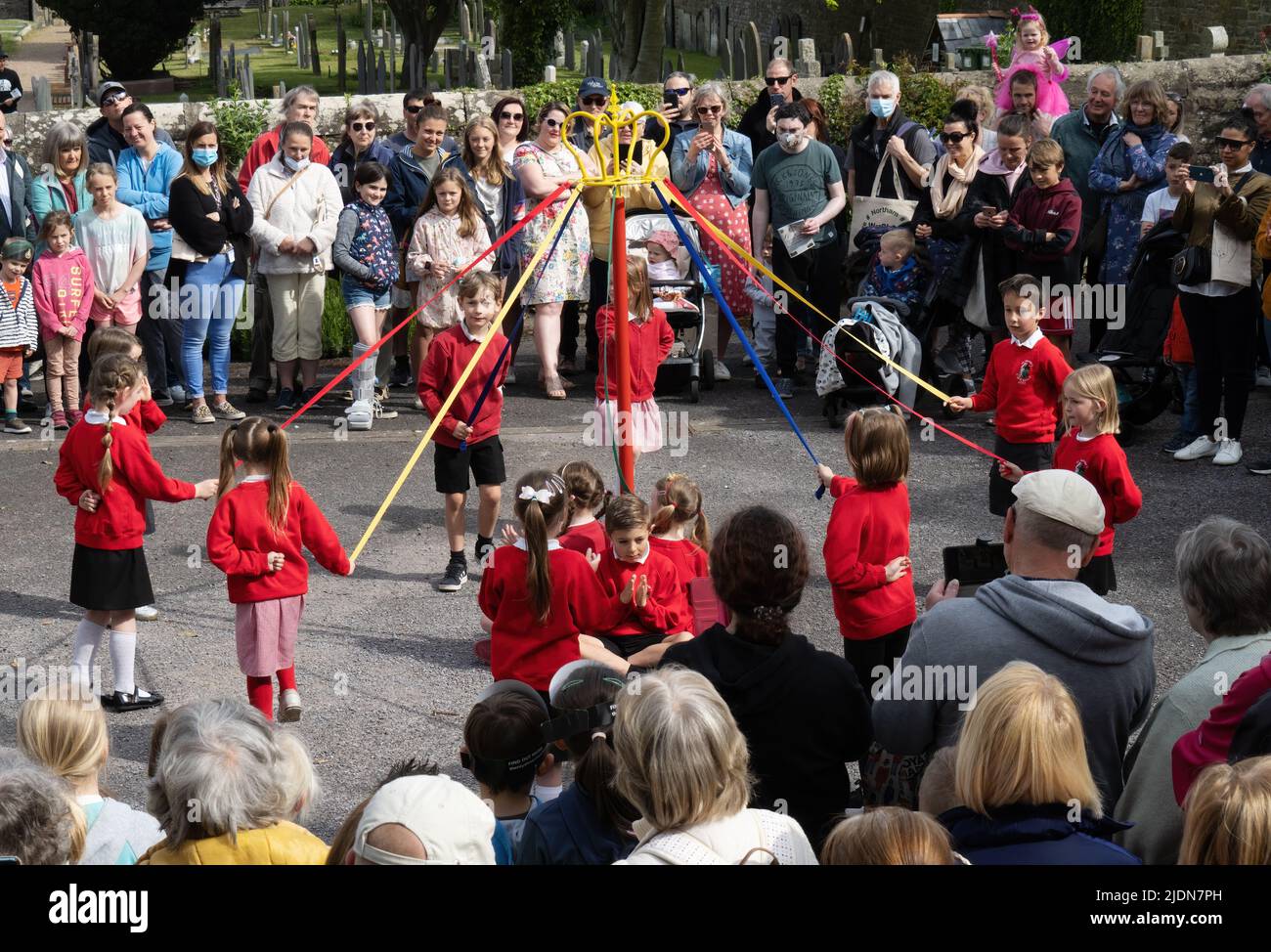 NORTHAM, DEVON, ANGLETERRE - 30 2022 AVRIL : les enfants exécutent la danse traditionnelle du Maypole lors des célébrations du village du jour de mai. Banque D'Images