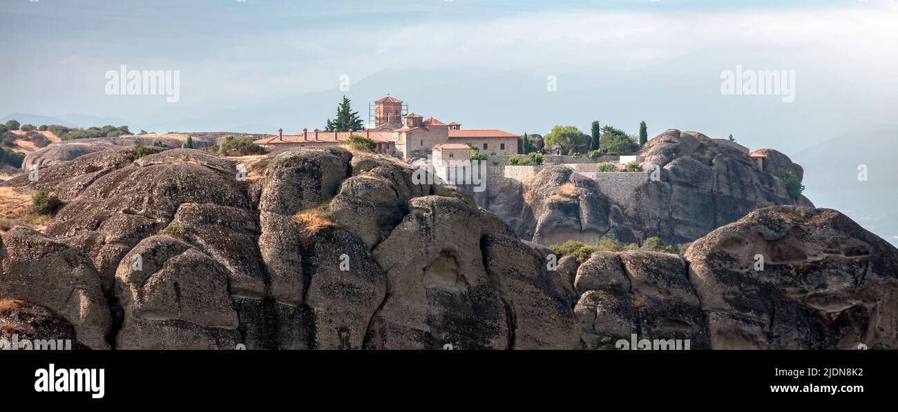 Meteora Grèce Sainte Trinité Agia Trias Monastère. Ciel bleu sur les bâtiments au-dessus des rochers. Destination de voyage en Europe Banque D'Images