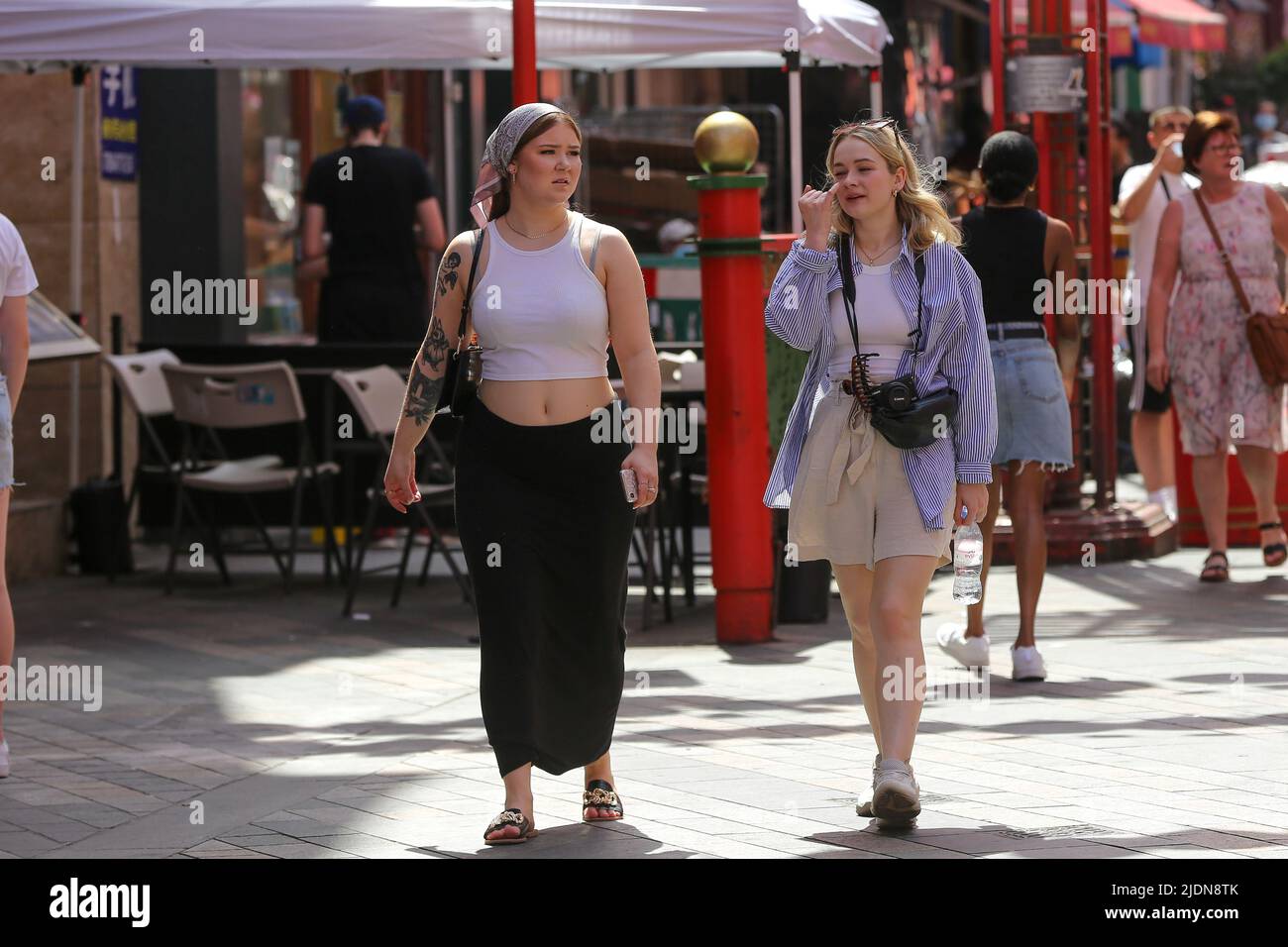 Les touristes visitent China Town dans le centre de Londres. Banque D'Images