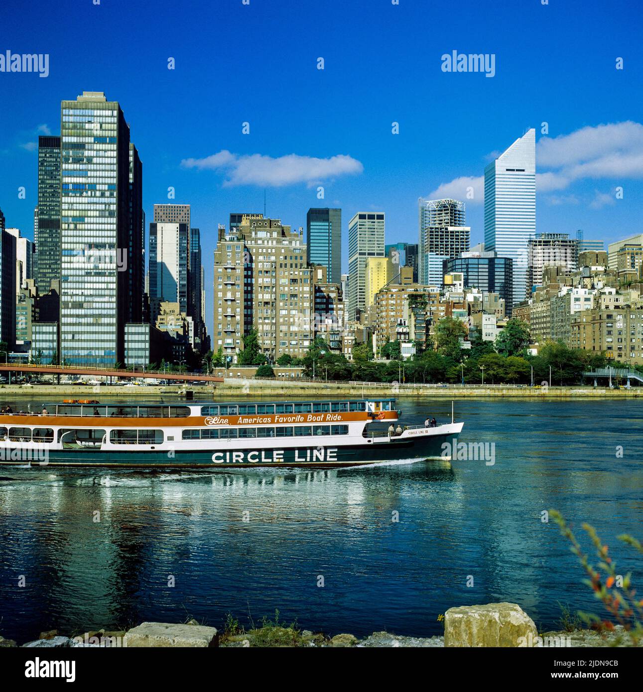 New York 1980s, bateau de croisière touristique Circle Line, East River, horizon Midtown Manhattan, New York City, New York, New York, NY, ÉTATS-UNIS, Banque D'Images