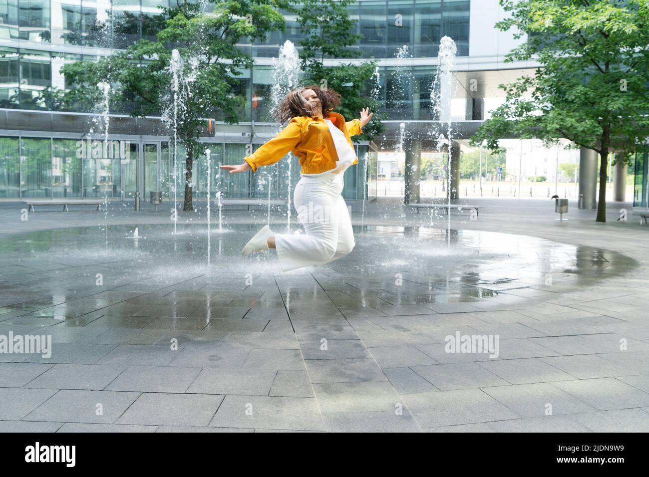Bonne femme en ville Banque D'Images