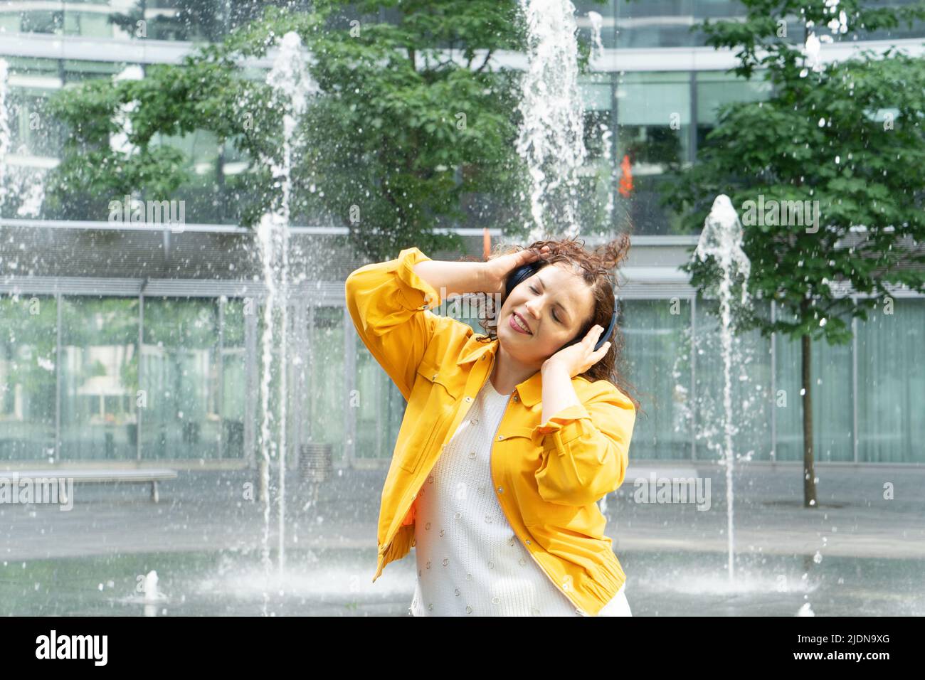 Bonne femme en ville Banque D'Images