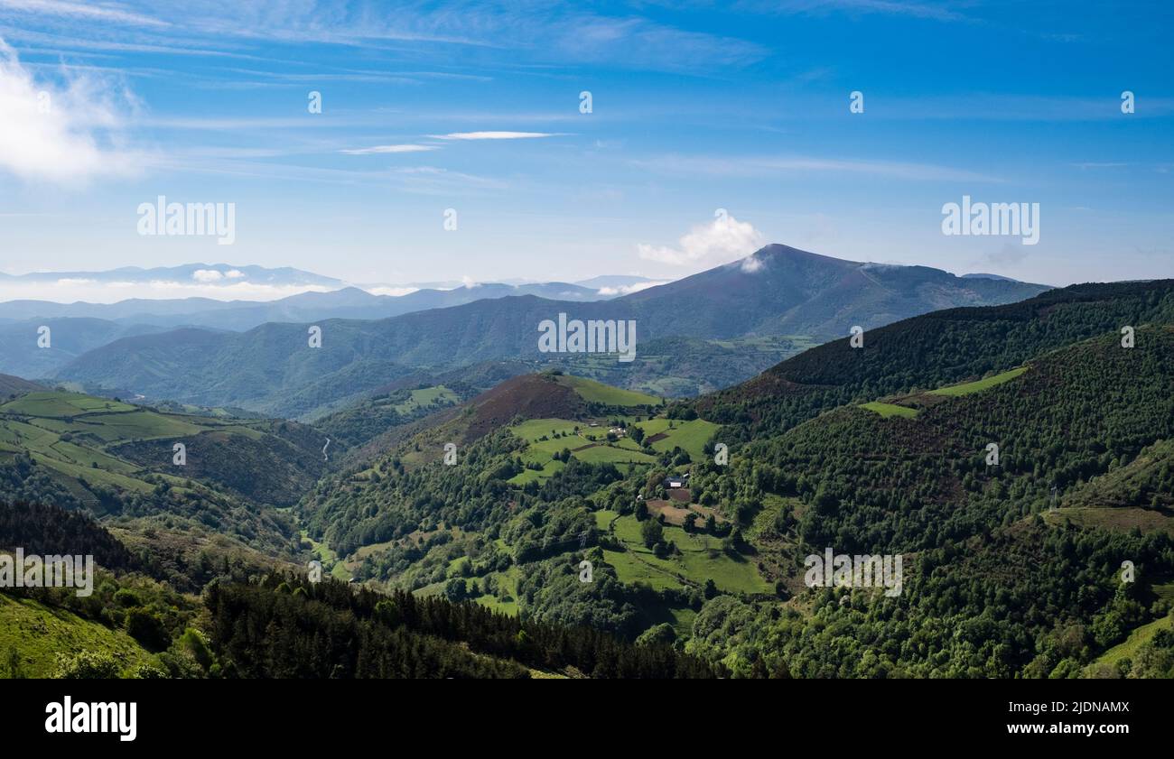 Espagne, Galice, O Cebreiro View, à partir du troisième point le plus élevé sur le Camino de Santiago, Camino Frances. Banque D'Images