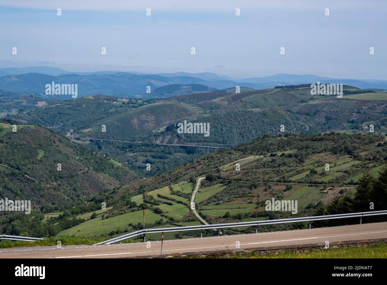 Espagne, Galice, O Cebreiro View, à partir du troisième point le plus élevé sur le Camino de Santiago, Camino Frances. Banque D'Images