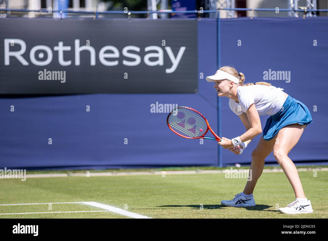 Eastbourne, Angleterre, 22 juin 2022. Harriet Dart, de Grande-Bretagne, est prête à recevoir le ballon pendant son match avec Marta Kostyuk, d'Ukraine, sur le court 2 à l'internationale Rothesay. Crédit : Jane Stokes/Alay Live News Banque D'Images