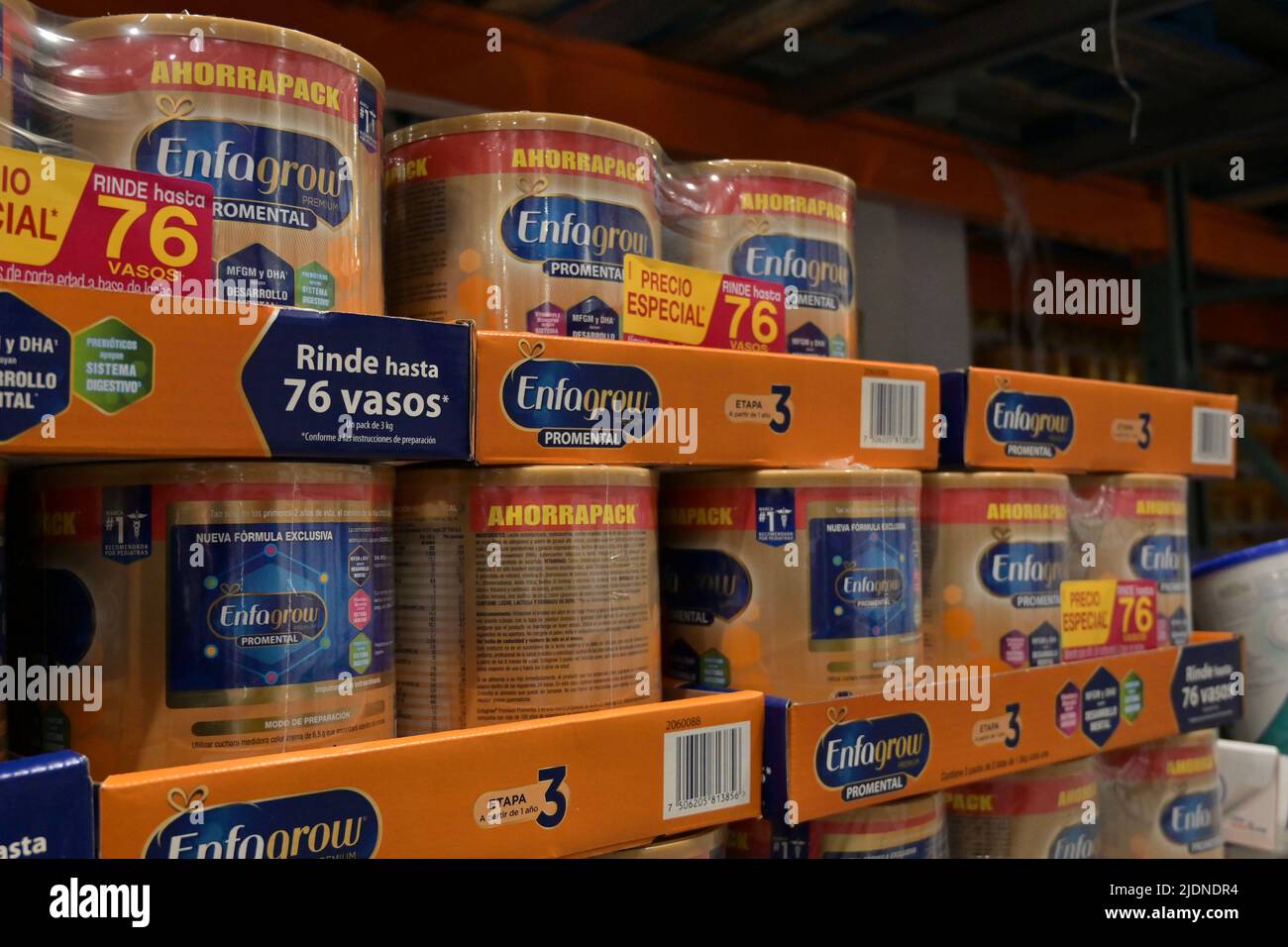 Les Californiens traversent la frontière pour acheter des laits en raison de pénuries aux États-Unis dans les supermarchés Tijuana samedi, 4 juin 2022. Le besoin est dû au fait que l'un des principaux fabricants de ce produit, Abbott Nutrition, a dû fermer ses portes, après avoir détecté plusieurs cas de bébés malades, en raison de la consommation de formule contaminée. Abbott a fermé ses portes depuis février et a décidé de retirer ses produits du marché, ce qui a entraîné une faible disponibilité de lait maternisé dans les supermarchés nord-américains. (Photo de Carlos Moreno/Sipa USA) Banque D'Images