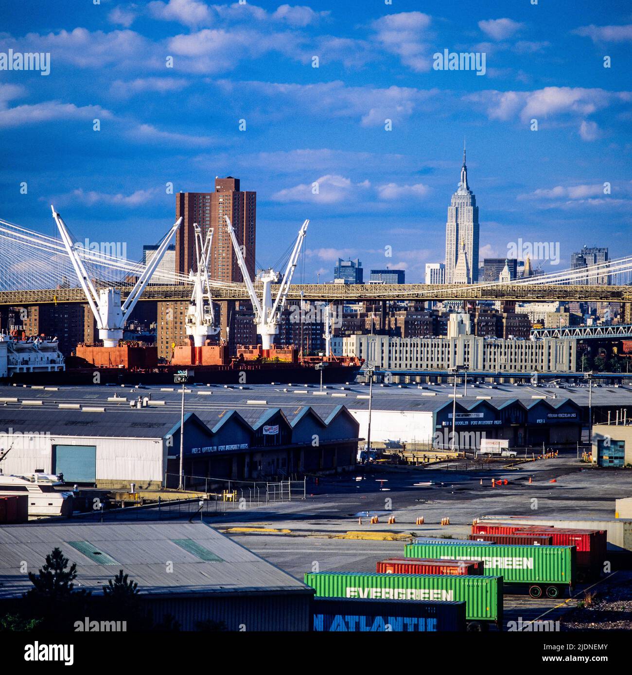 New York 1980s, Brooklyn Port Authority jetées, conteneurs, entrepôts, grues, pont de Brooklyn, Empire State Building, New York City, New York, NY, États-Unis, Banque D'Images