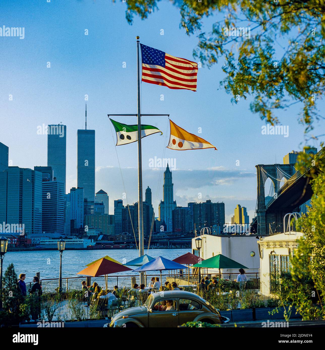 New York 1980s, River café Terrace, drapeaux, Brooklyn, East River, WTC World Trade Center Twin Towers, avant le 9 11 2001 9/11/2001, Manhattan Skyline, New York City, NY, NYC, ÉTATS-UNIS, Banque D'Images