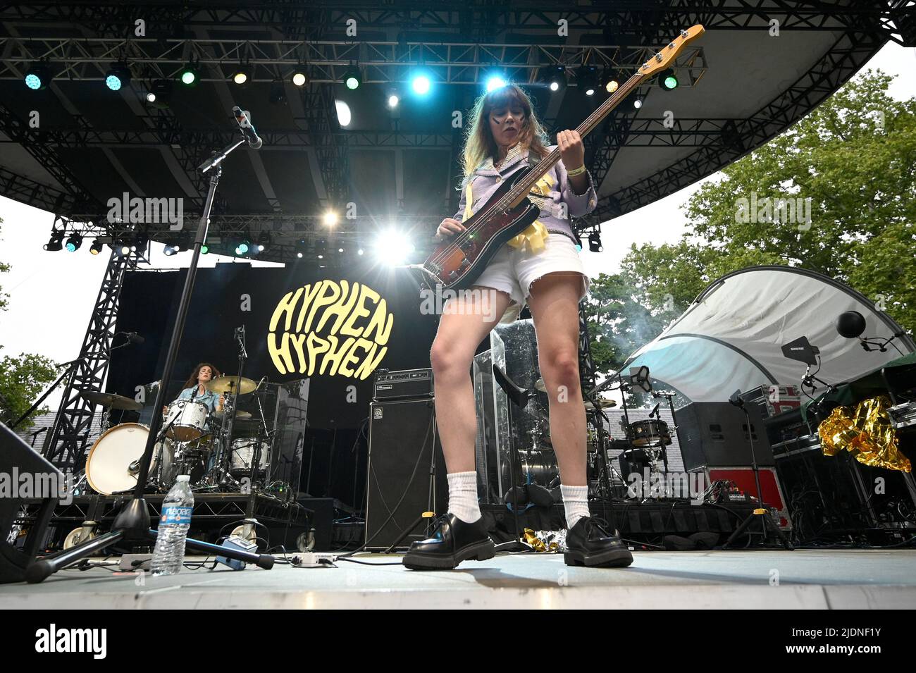 Groupe de musique français « trait d'Union » la bassiste Laura Christin se produit pendant le festival d'été 2022 de FranceRocks à Summerstage dans Central Park, New York, NY, 21 juin 2022. (Photo par Anthony Behar/Sipa USA) Banque D'Images