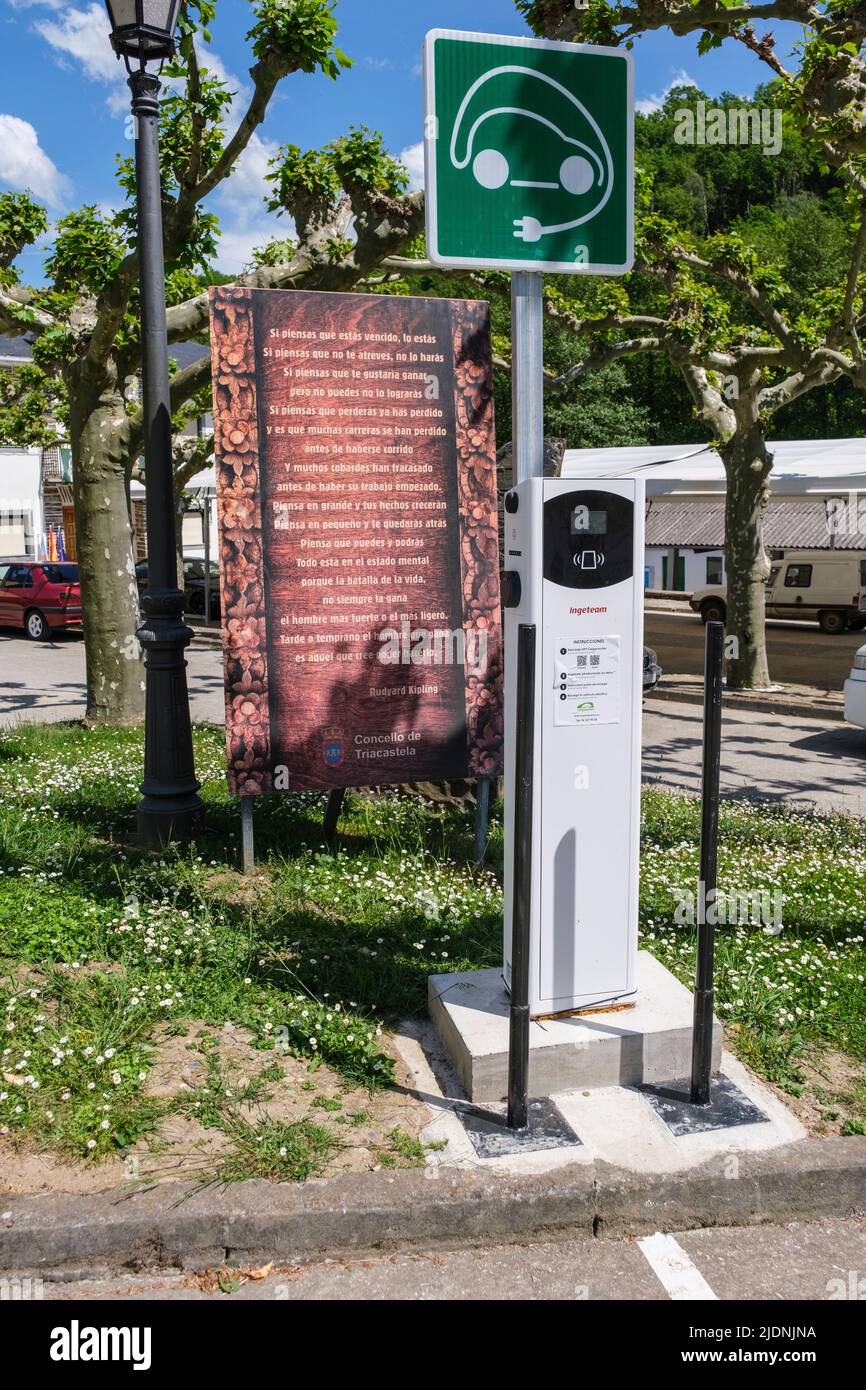 Espagne, Galice, Triacastela. Station de charge pour véhicule électrique. Banque D'Images