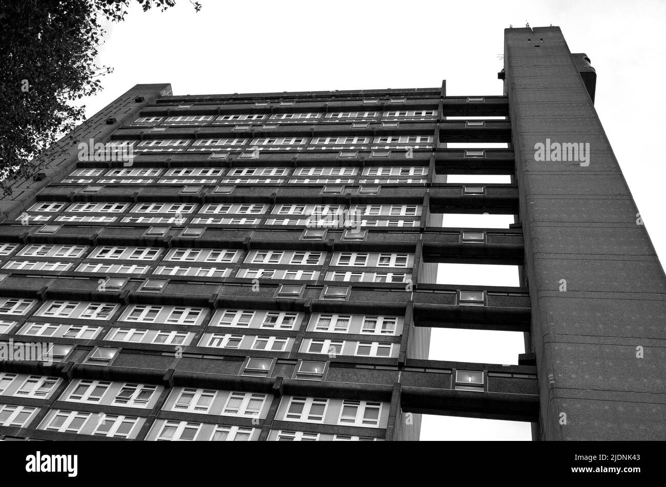 Catégorie II classée Tour Trellick dans l'ouest de Londres, un bloc de tour de style brutaliste conçu par l'architecte Erno Goldfinger - 2021 Banque D'Images