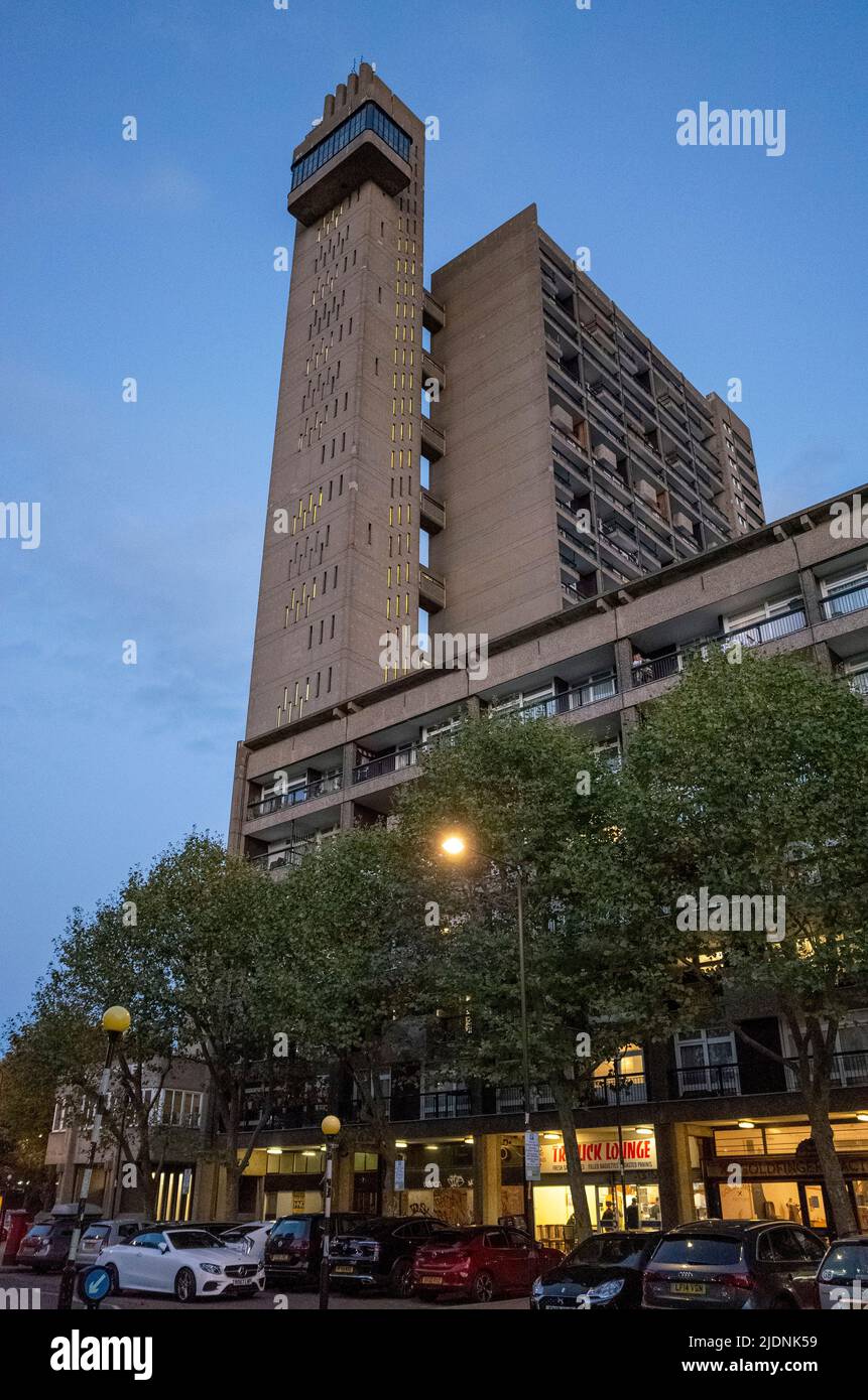 Catégorie II classée Tour Trellick dans l'ouest de Londres, un bloc de tour de style brutaliste conçu par l'architecte Erno Goldfinger - 2021 Banque D'Images