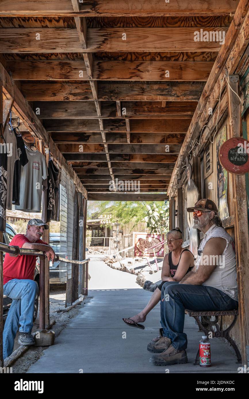 Les gens du coin bavardent sur le trottoir à Oatman, en Arizona Banque D'Images