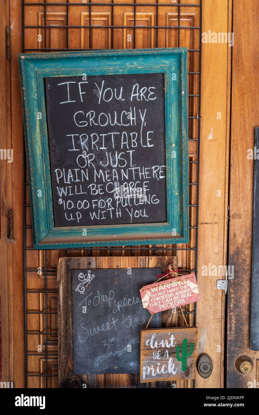 Panneau humoristique devant un magasin dans la ville fantôme d'Oatman, route 66, Arizona Banque D'Images