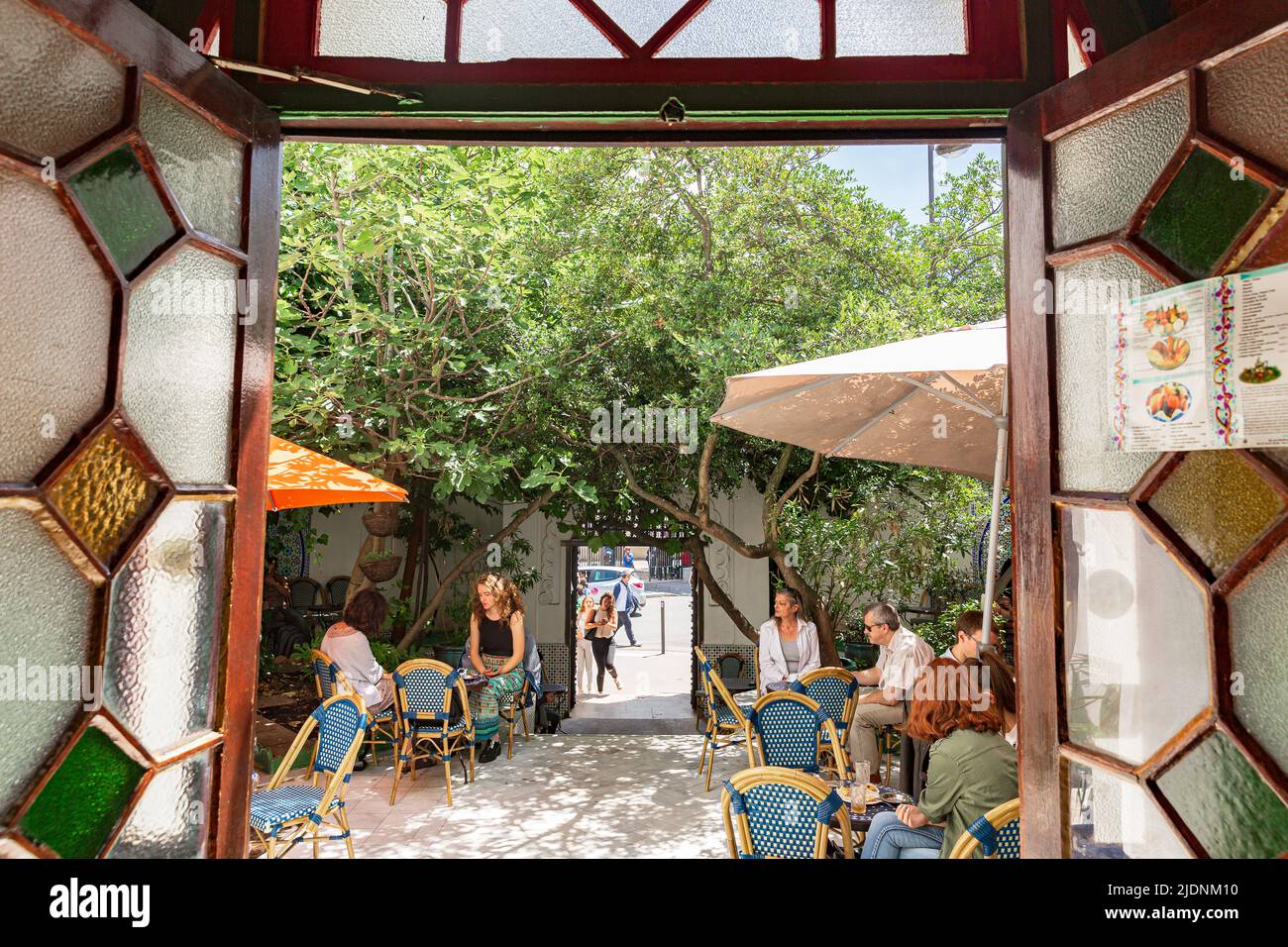 Paris, France - 07 juin 2018 : côté est de la Grande Mosquée de Paris avec l'entrée du salon de thé et du restaurant, le dôme de la salle de prière Banque D'Images