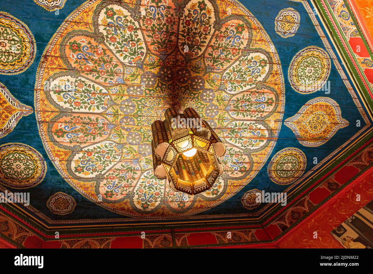 Paris, France - 07 juin 2018 : côté est de la Grande Mosquée de Paris avec l'entrée du salon de thé et du restaurant, le dôme de la salle de prière Banque D'Images