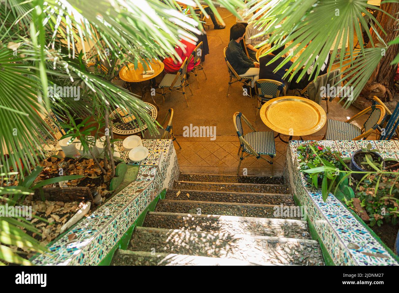 Paris, France - 07 juin 2018 : côté est de la Grande Mosquée de Paris avec l'entrée du salon de thé et du restaurant, le dôme de la salle de prière Banque D'Images