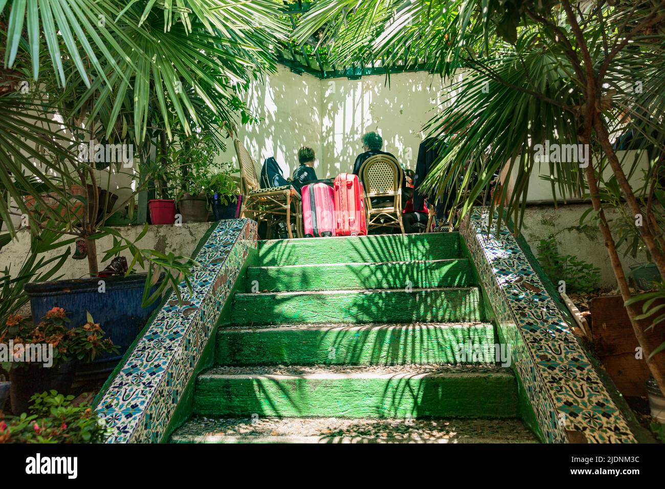 Paris, France - 07 juin 2018 : côté est de la Grande Mosquée de Paris avec l'entrée du salon de thé et du restaurant, le dôme de la salle de prière Banque D'Images