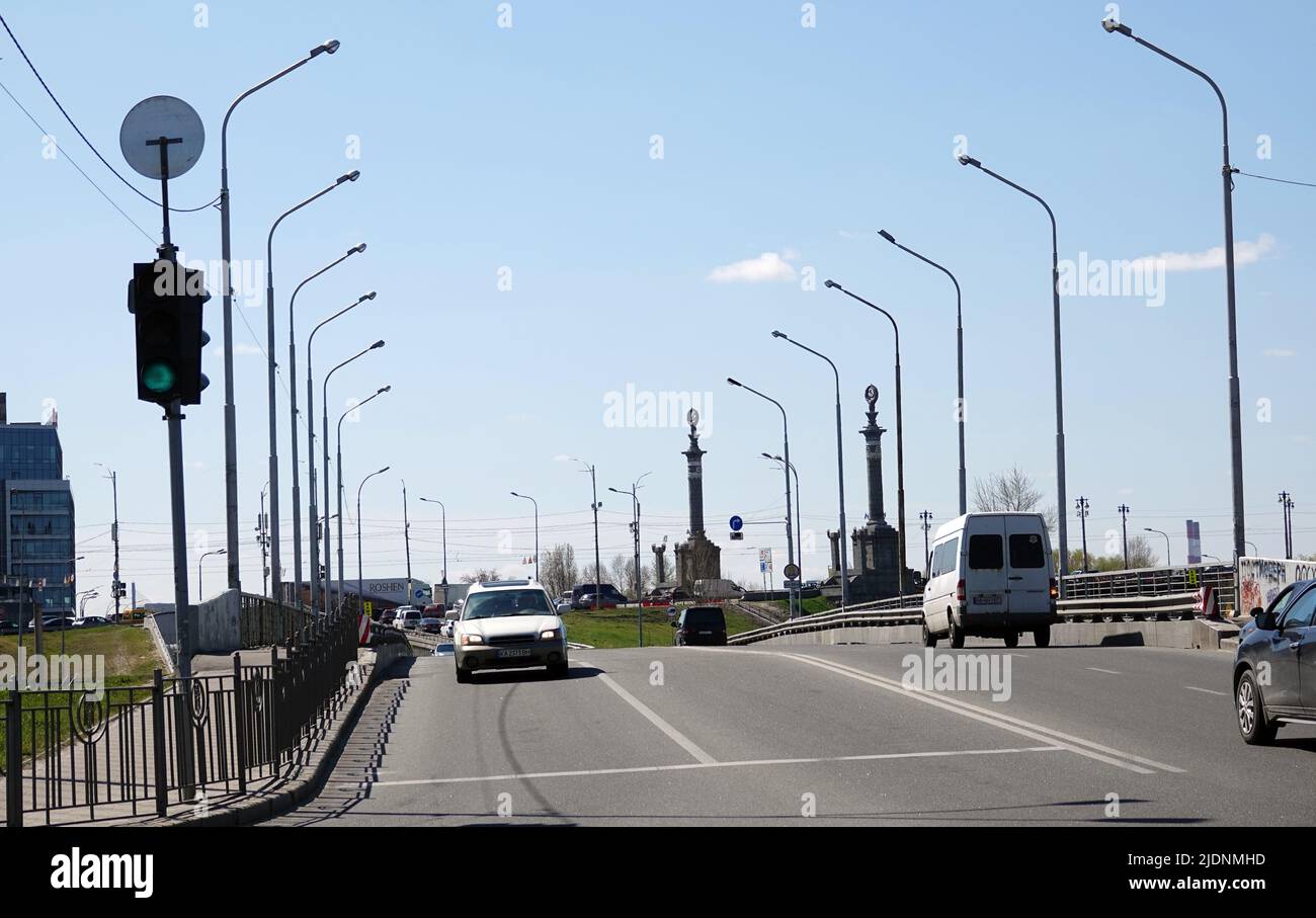 Kiev, Ukraine 28 avril 2021: Pont routier district de Rusanivka de Kiev ville Banque D'Images