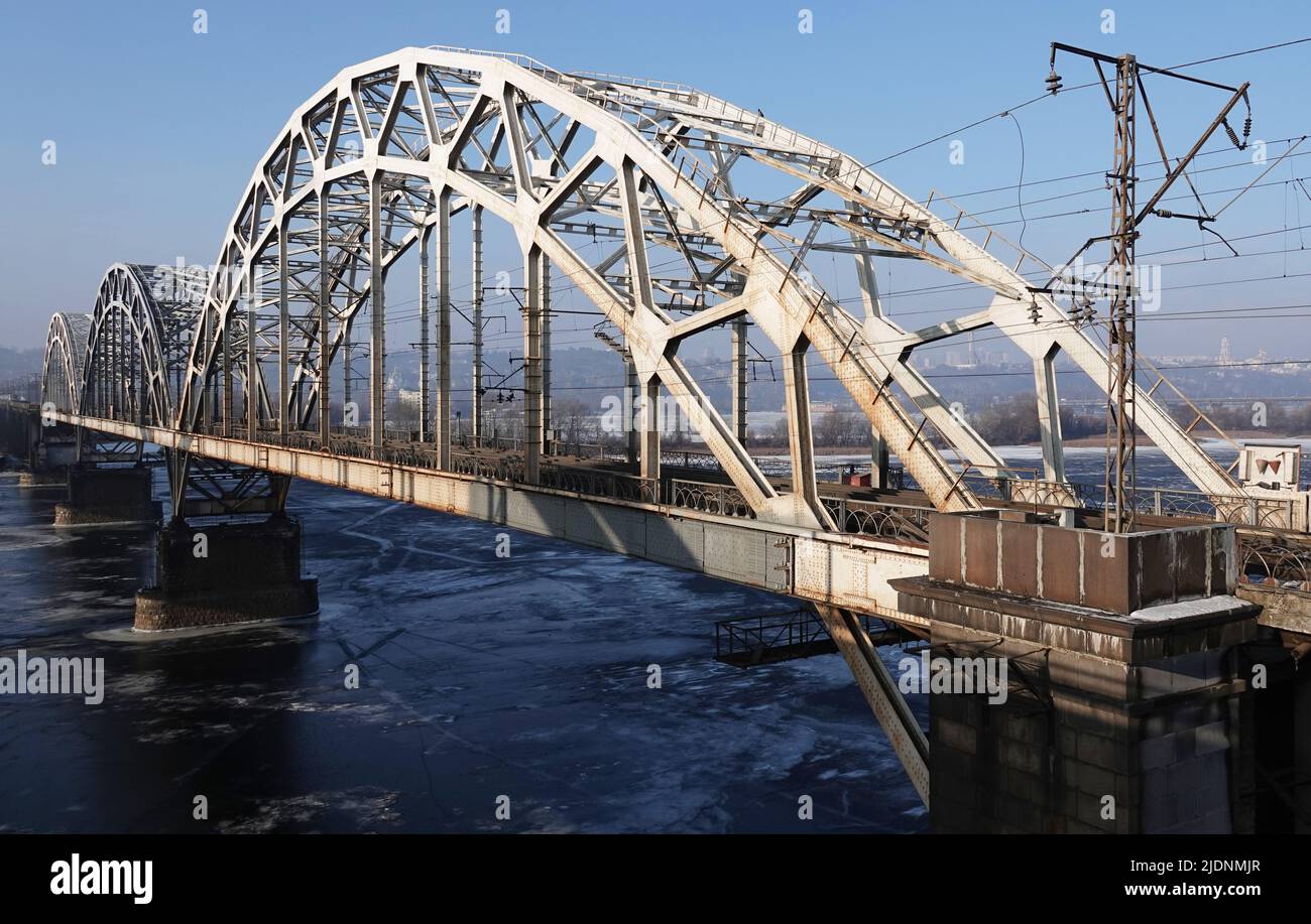 Kiev, Ukraine 23 janvier 2021: Pont ferroviaire au-dessus du fleuve Dniepr Banque D'Images