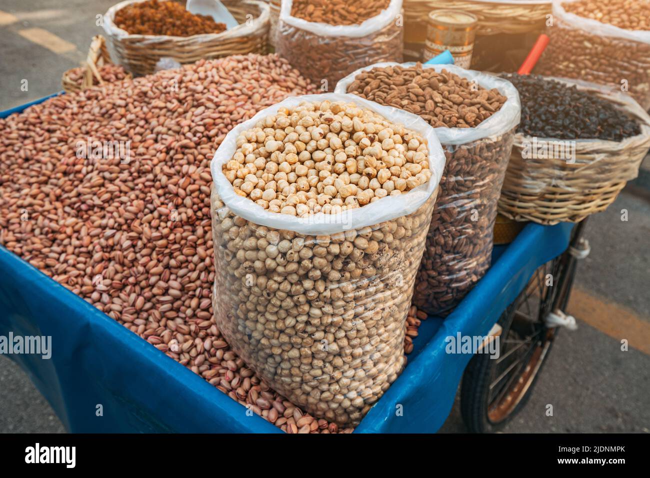 noisettes, pistaches et autres noix et raisins secs sur le comptoir de l'agriculteur au marché local ou au bazar oriental Banque D'Images