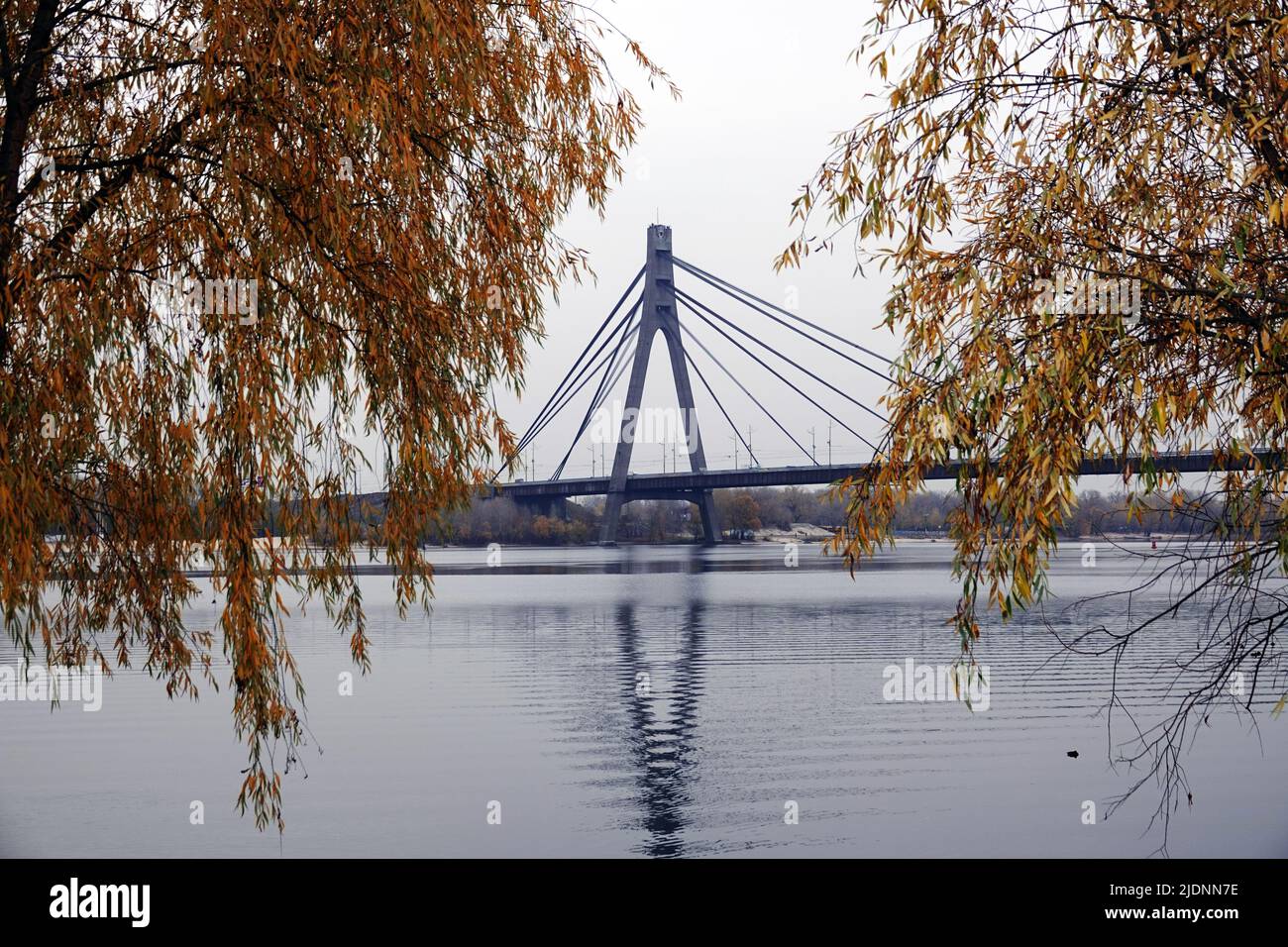 Vue d'automne du pont nord sur le fleuve Dniepr, ville Kiev Ukraine Banque D'Images