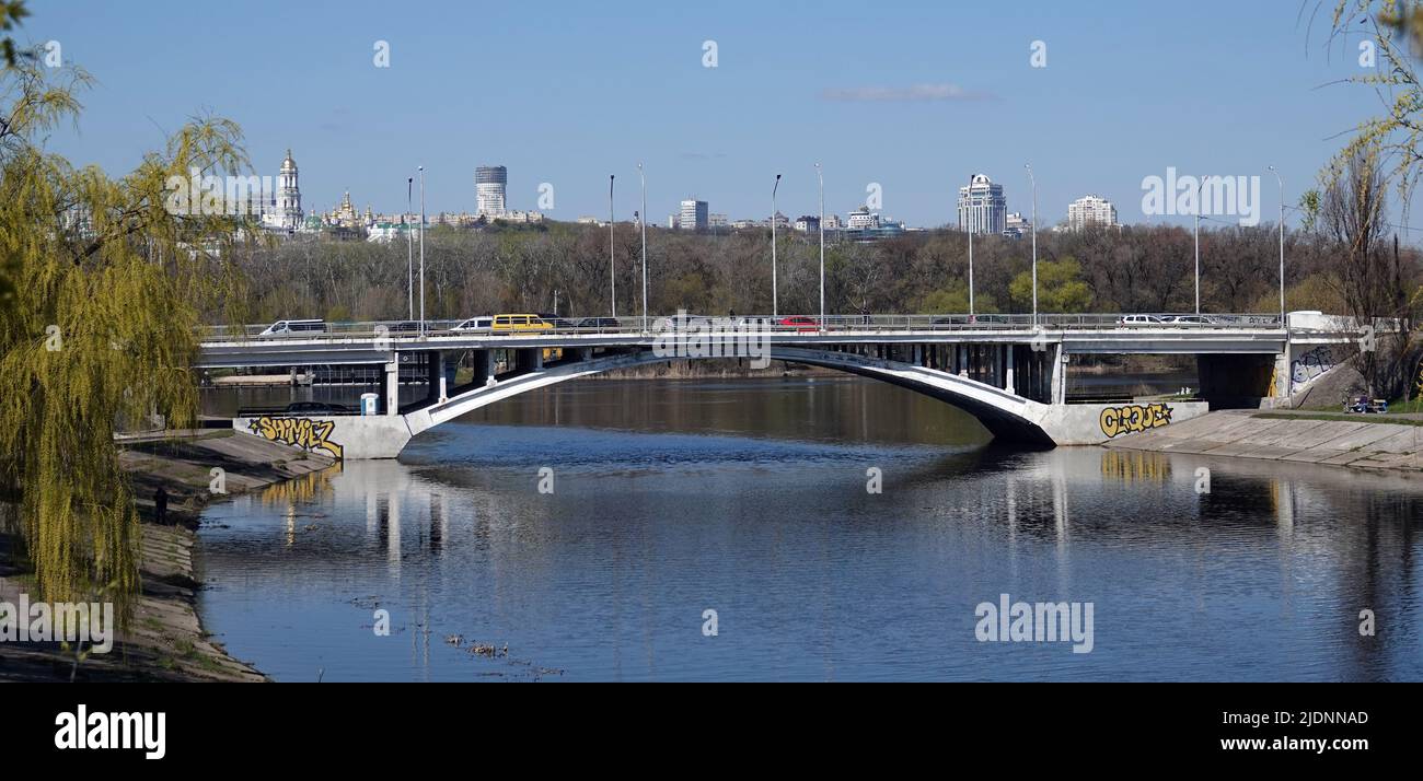 Kiev, Ukraine 28 avril 2021: Pont routier district de Rusanivka de Kiev ville Banque D'Images