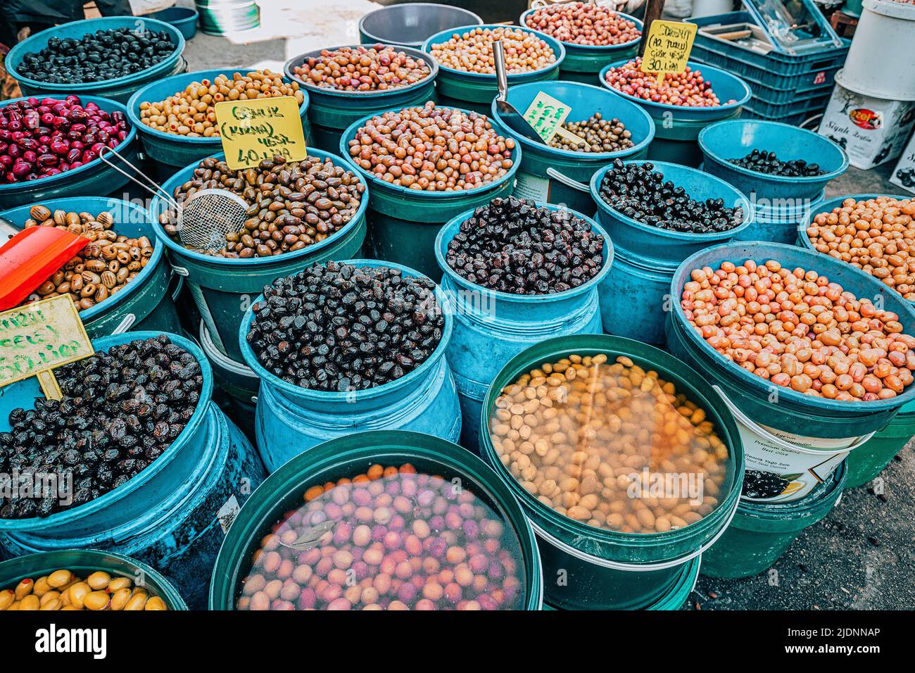 21 mai 2022, Antalya, Turquie : différents types d'olives, salées et marinées, sont vendues sur le marché agricole local. Banque D'Images