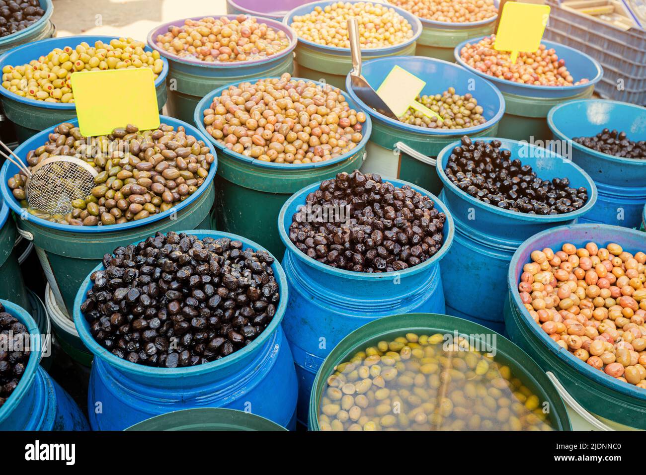 Divers types d'olives, salées et marinées, sont vendues sur le marché agricole local. Banque D'Images