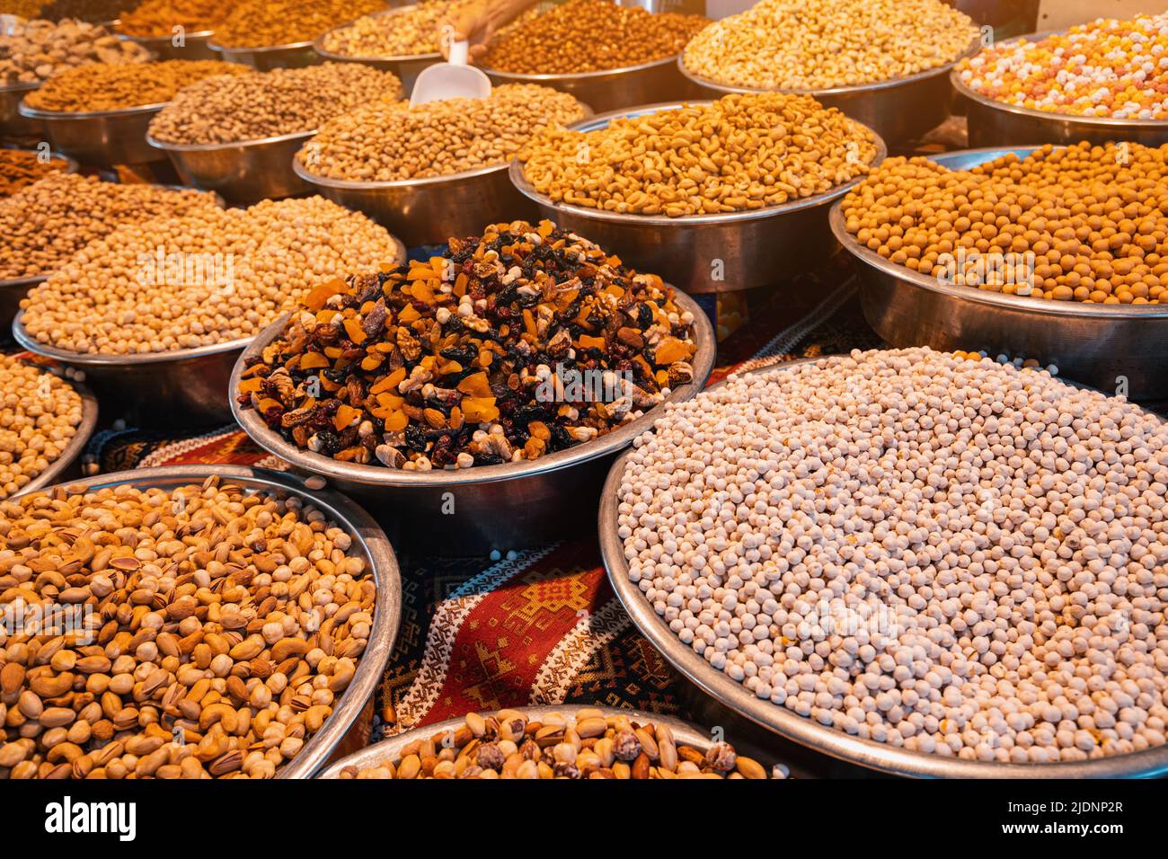 Pois chiches grillés, fruits secs et autres noix sur le comptoir des fermiers au marché local ou au bazar oriental Banque D'Images