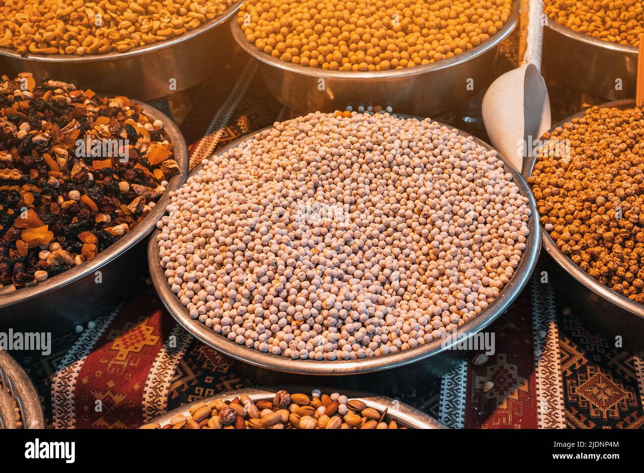 Pois chiches grillés, fruits secs et autres noix sur le comptoir des fermiers au marché local ou au bazar oriental Banque D'Images