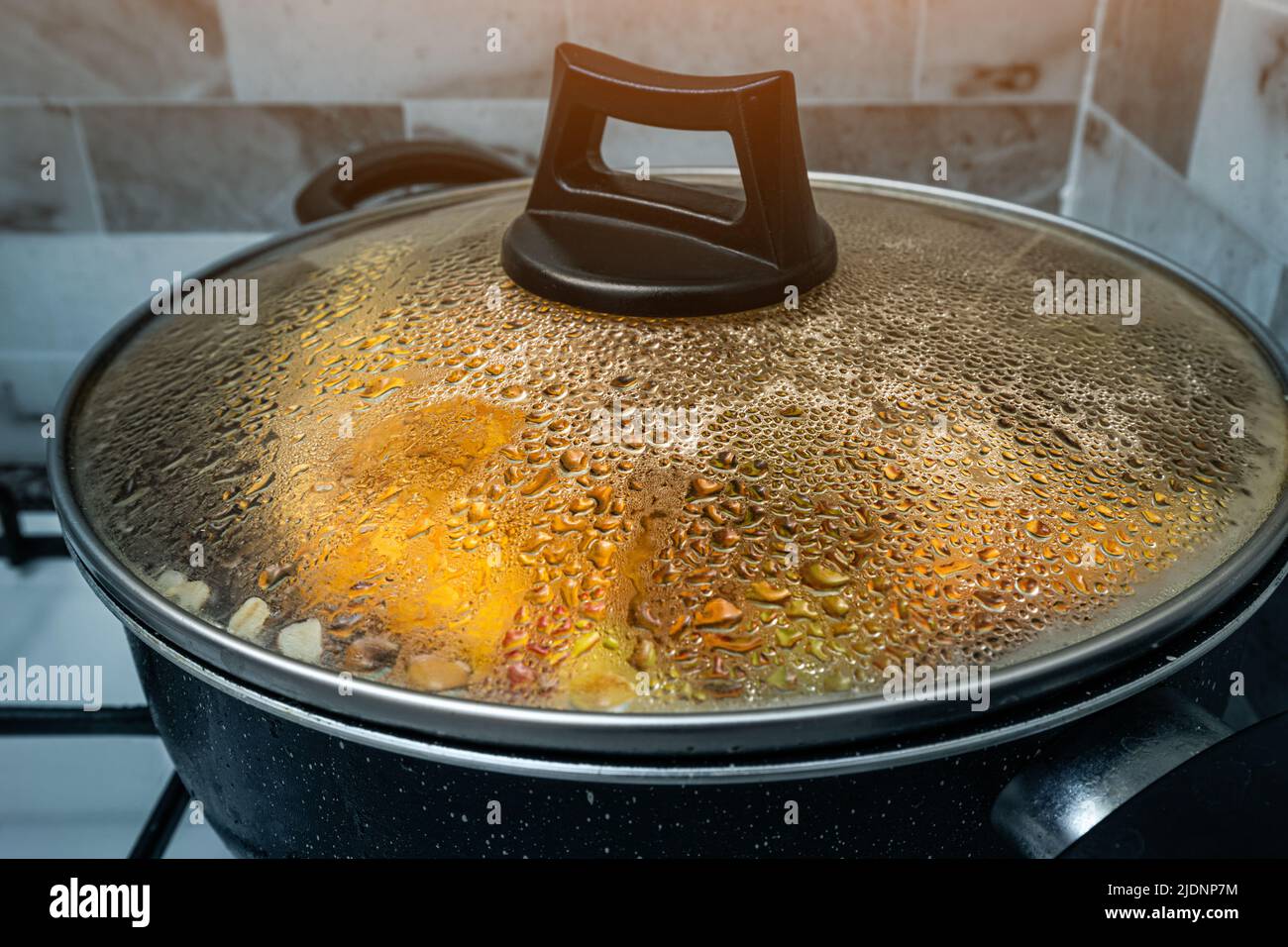 Gouttes de condensats sur le couvercle de la poêle dans laquelle le ragoût est cuit. Le concept de nouvelles recettes pour les plats faits maison Banque D'Images