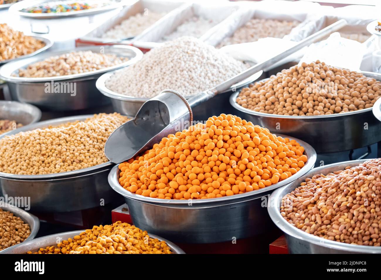 Pois chiches grillés, fruits secs et autres noix sur le comptoir des fermiers au marché local ou au bazar oriental Banque D'Images