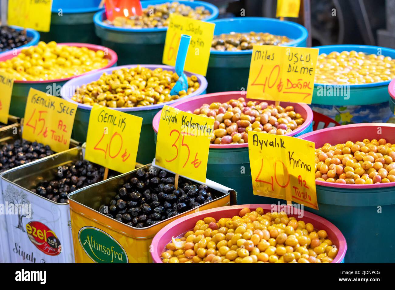24 mai 2022, Antalya, Turquie : différents types d'olives, salées et marinées, sont vendues sur le marché agricole local. Banque D'Images