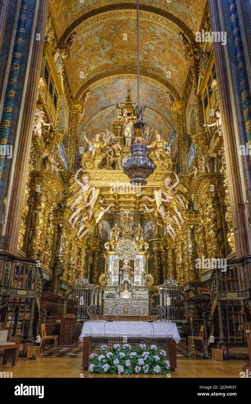 Espagne, Saint-Jacques-de-Compostelle, Galice. Retable Saint-James, Cathédrale de Saint-Jacques-de-Compostelle. Botafumeiro suspendu au-dessus de l'autel. Banque D'Images