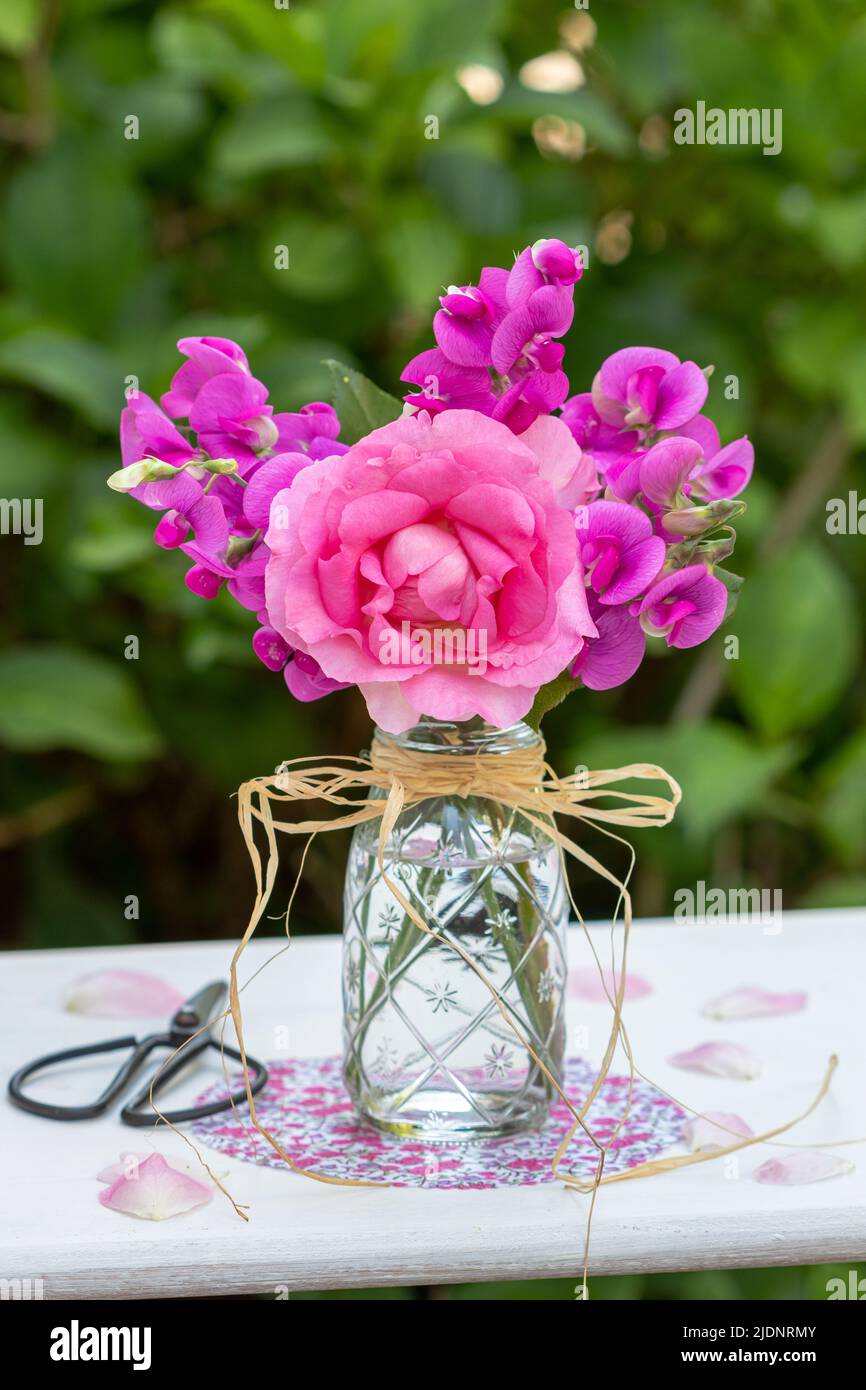 bouquet romantique de rose et de vesces dans un vase en verre Banque D'Images