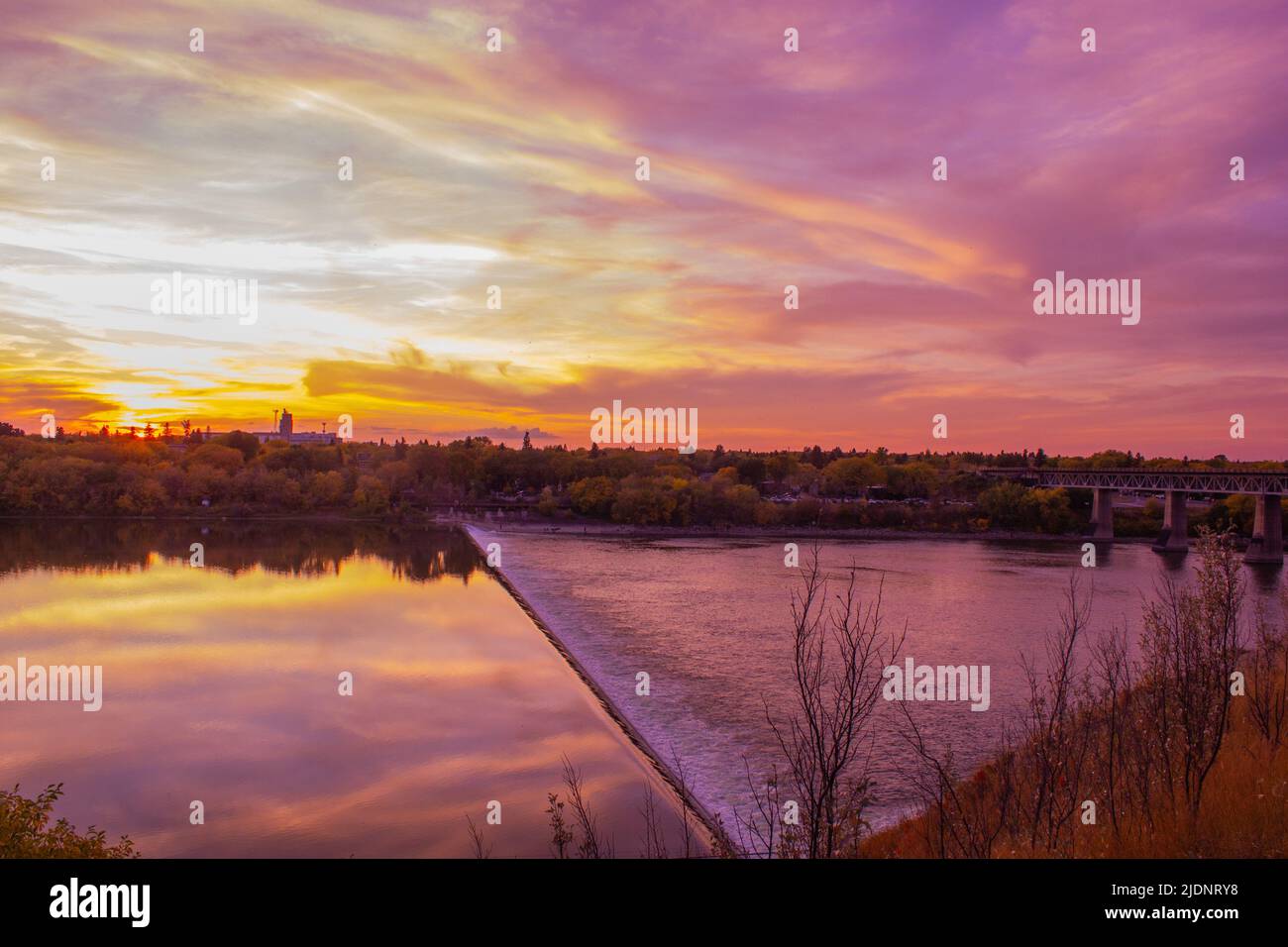 Coucher de soleil au déversoir de la rivière dans la ville de Saskatoon Banque D'Images