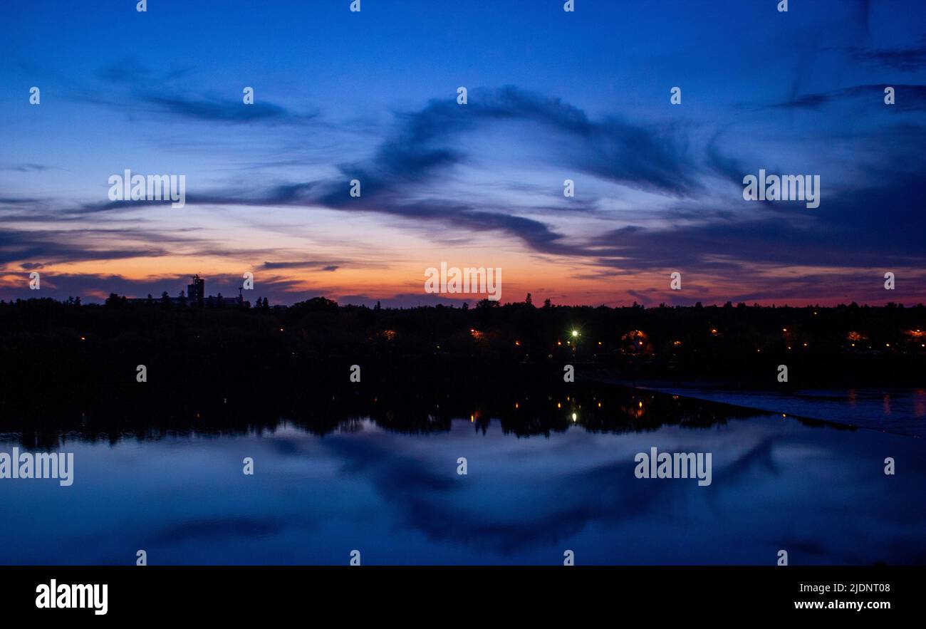 Saskatoon nuit et reflet du ciel Banque D'Images