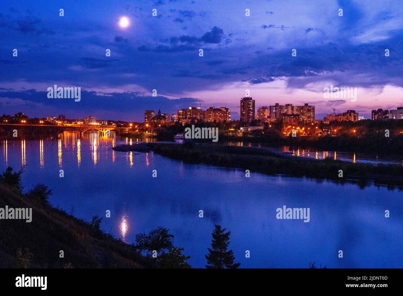 Vue sur la ville de Saskatoon depuis la rivière Saskatchewan Banque D'Images
