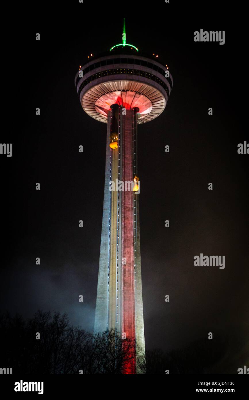 Tour Skylon la nuit aux chutes du Niagara Banque D'Images