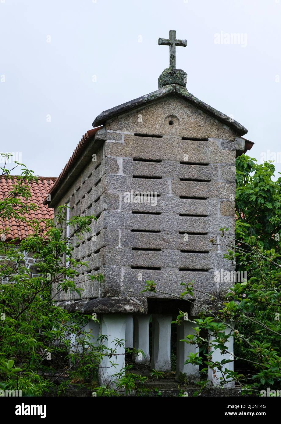 Espagne, Carnota, Galice. Horreo, stockage traditionnel pour céréales ou légumes. Banque D'Images