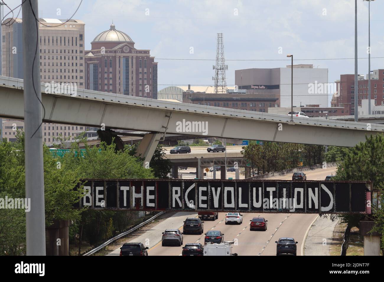 Houston, États-Unis. 22 juin 2022. 'Be the R(Evolution)' est maintenant sur le pont emblématique 'be quelqu'un' dans le centre-ville de Houston : Le légendaire pont en train au-dessus de l'I-45, qui était autrefois « être quelqu'un » et est devenu un site emblématique de Houston alors que les conducteurs entrent dans le centre-ville de Houston sur l'I-45 sud, est maintenant passé de « pas de guerre, savoir la paix » à « être le R(évolution) ». Crédit : Robert Balli/Alay Live News Banque D'Images