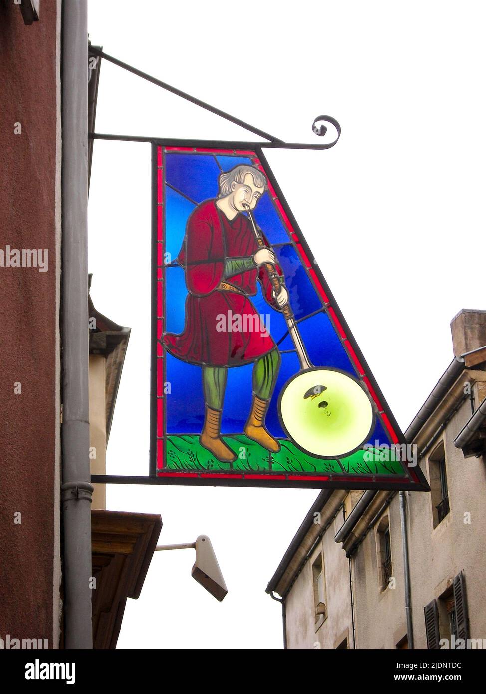 L'artisanat de soufflage de verre promu sur un panneau dans la ville française médiévale de Cluny, France Banque D'Images
