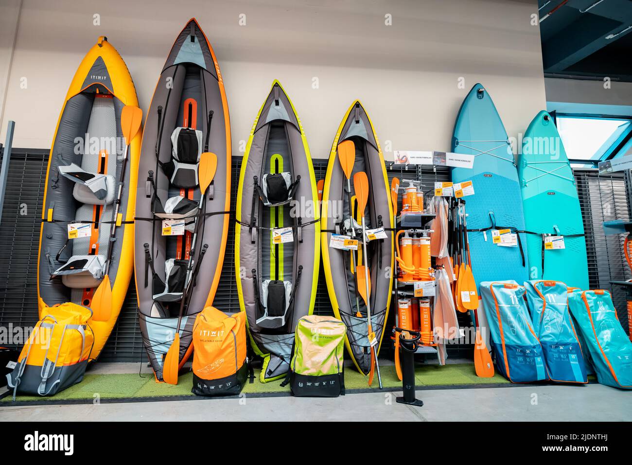 26 Mai 2022, Antalya, Turquie: Un certain nombre de bateaux gonflables et de planches de soutien dans le magasin d'équipement sportif Decathlon Banque D'Images